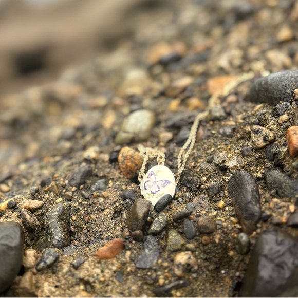 Vintage Porcelain Butterfly Locket Necklace • Gold Tone Oval Keepsake Pendant - Picture 6 of 11